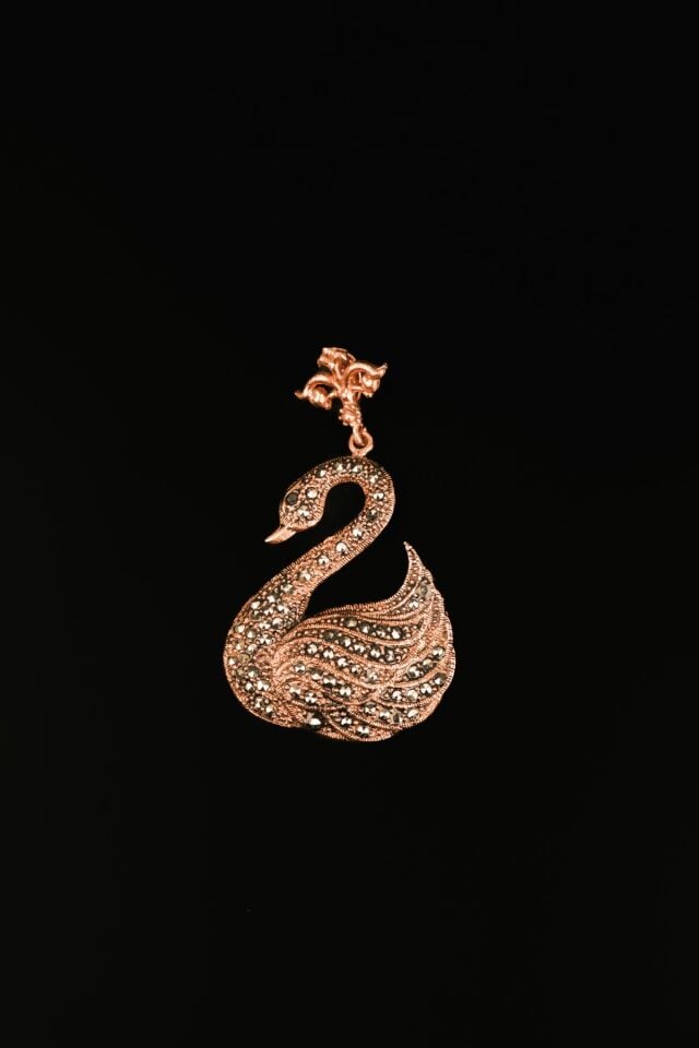 Bakır işlemeli Kuğu kolye ucu MARKAZİT TAŞLI